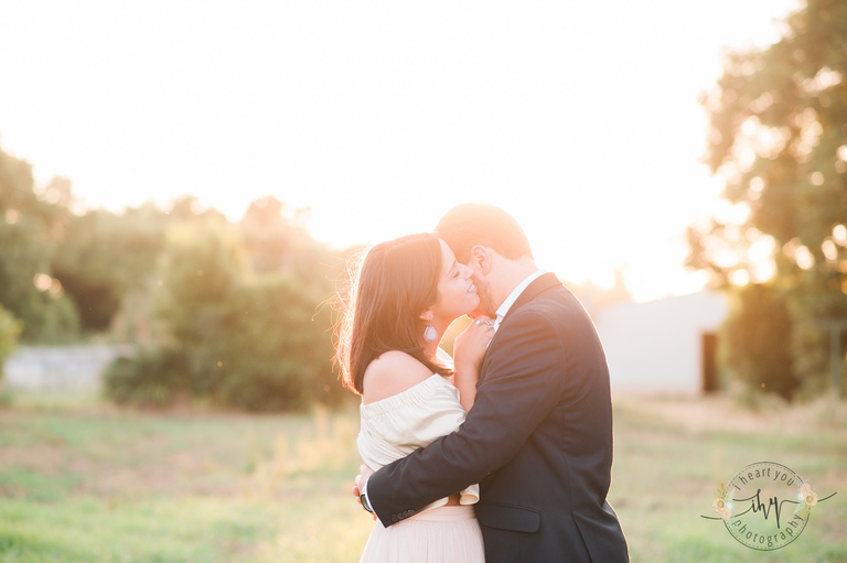 fotografia de namoro no Alentejo ao por do sol, quinta do louredo, Évora, abraço, amor, noivado